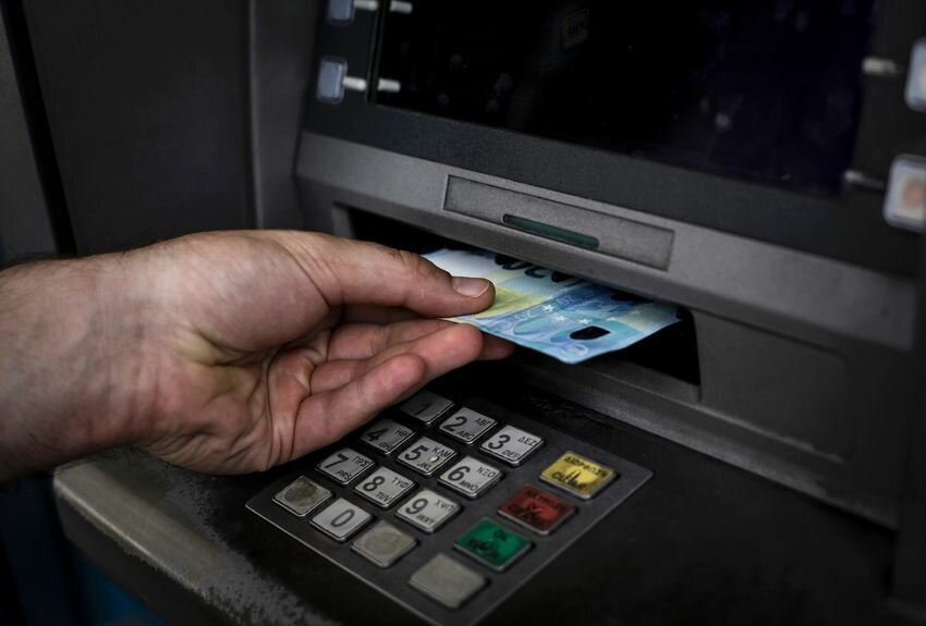 Paris : un hacker interpellé après avoir piraté 21 260€ à un distributeur de billets