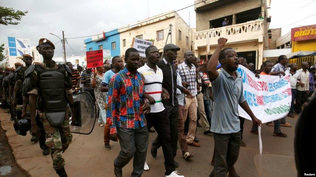 Des milliers de personnes manifestent contre la 