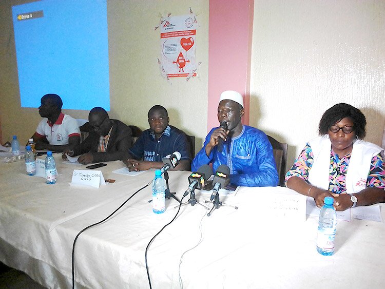 Mali: L'association des médecins sans frontières fait un don de sang au centre national de transfusion sanguine