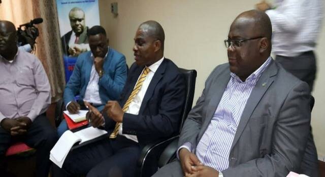 RDC : «Frères à l’église», Martin Fayulu et Félix Tshisekedi se font des accolades